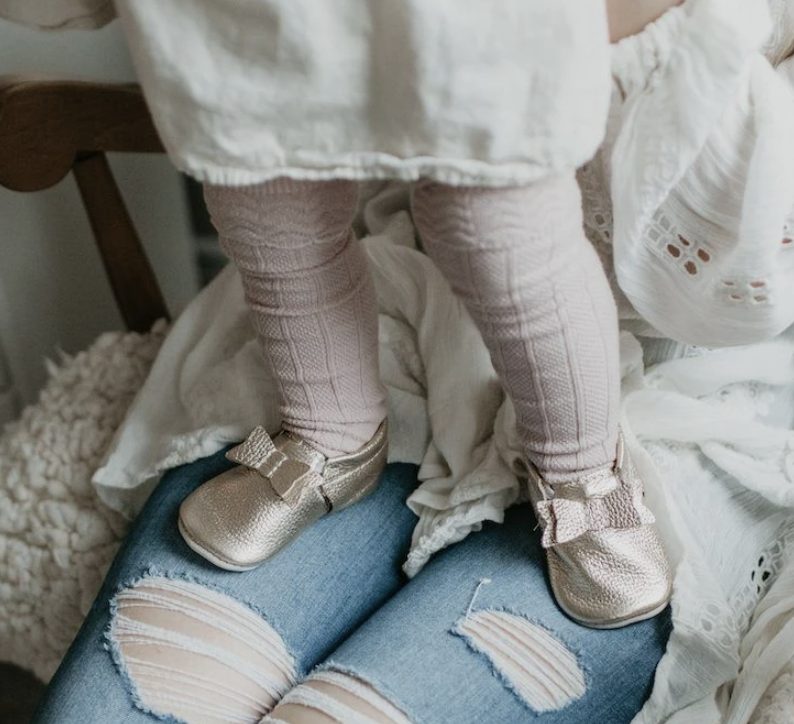 19088-minimoc-chaussons-rose-gold-bow